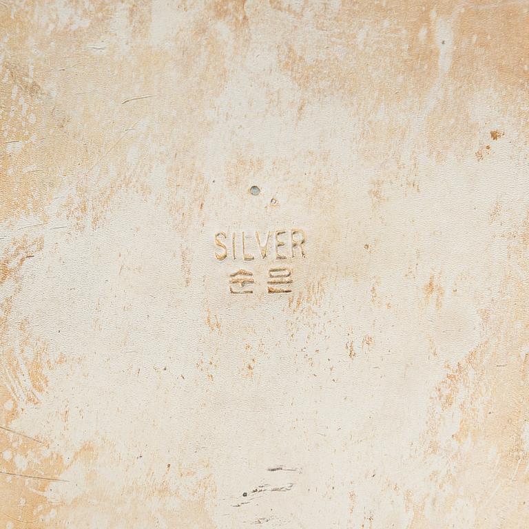 Kryddset på bricka, silver och emalj, Korea 1900-talets senare hälft.
