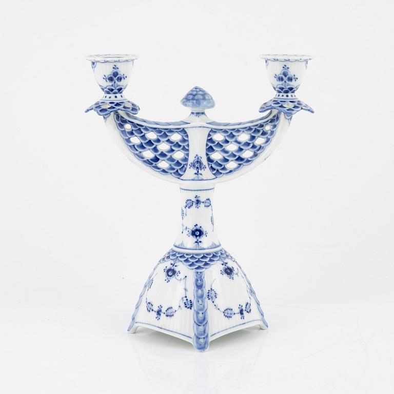 Royal Copenhagen, kandelaber, porslin, modell 1169, "Musselmalet" helblond, 1900-talets andra hälft.