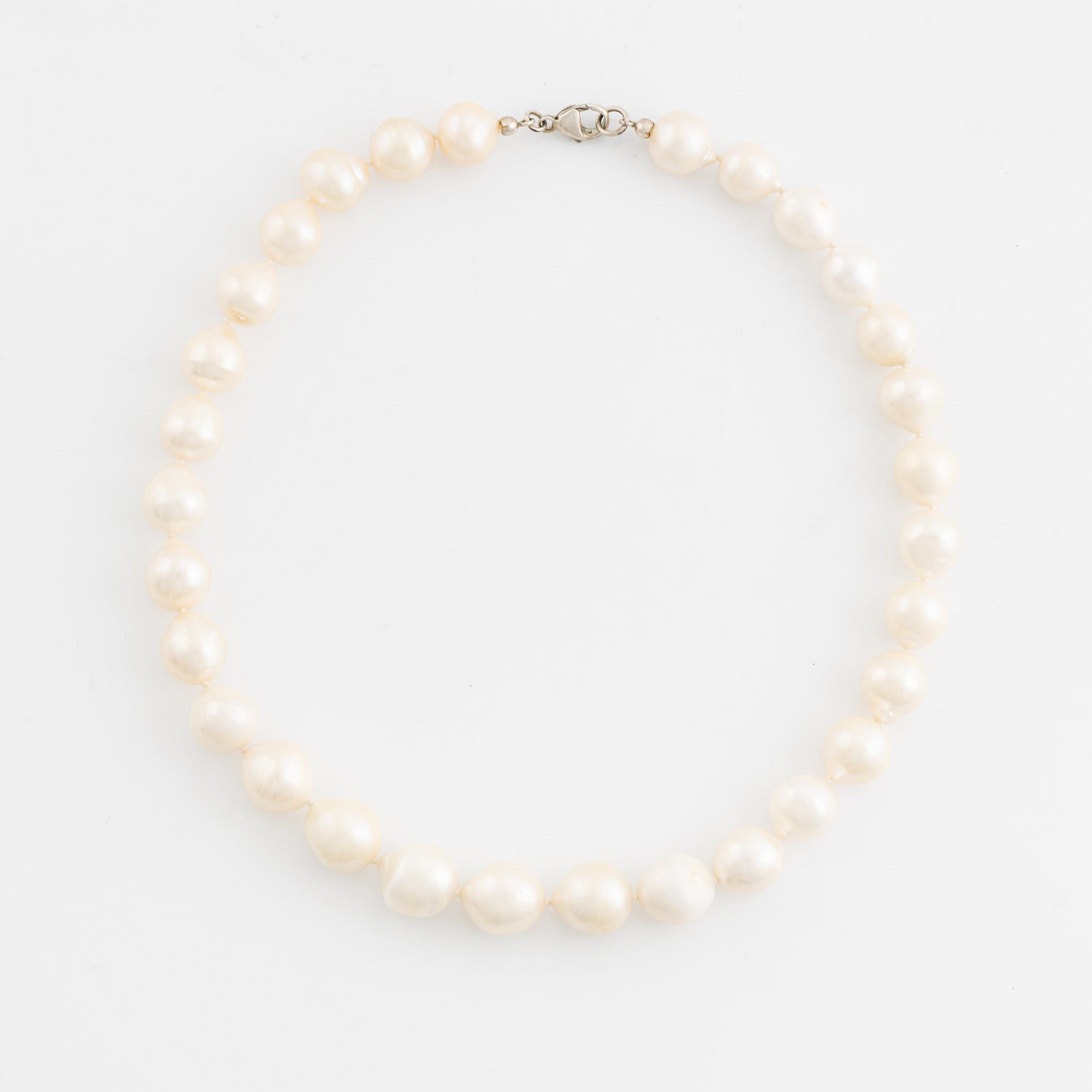 Collier, med odlade sötvattenspärlor, lås i silver.