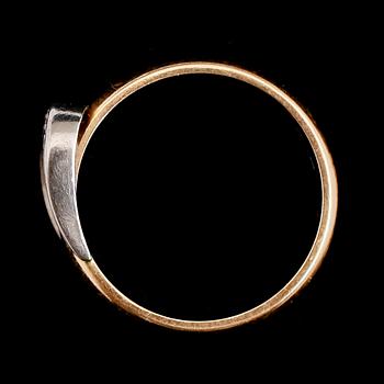 RING, 18 k guld, med små briljanter totalt 0.07 ct, 1963. Vikt ca 5 gram.