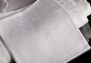 SERVETTER, 20 st, samt DUK, linnedamast. 1900-tal.