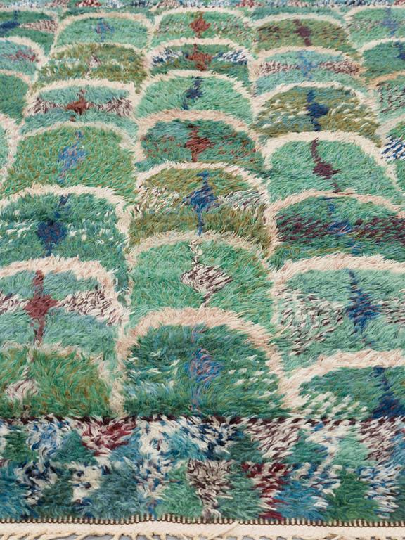 Marianne Richter, A CARPET. "Fjädern, grön". Knotted pile. 253 x 191 cm. Signed AB MMF MR.