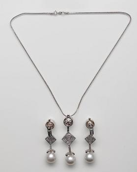 GARNITYR, hänge + örhängen. 18K vitguld. Olikaslipade diamanter ca 3.00 ct. Vikt 37,6 g.