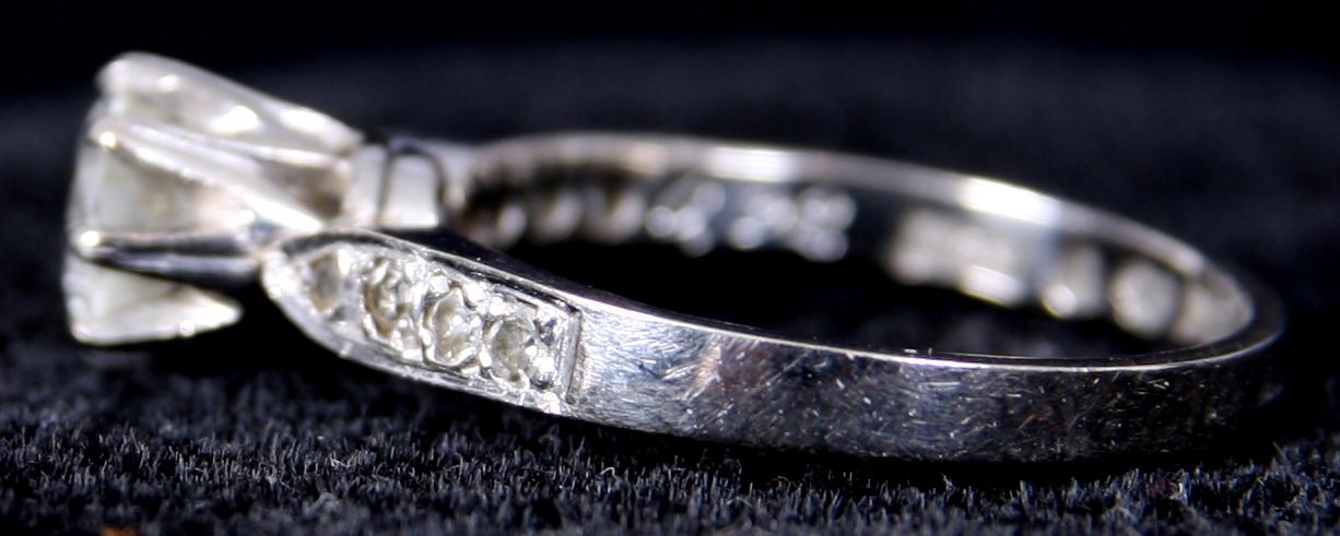 RING, vitguld samt totalt 9 briljantslipade diamanter. Enl inskrip 0.92 ct.