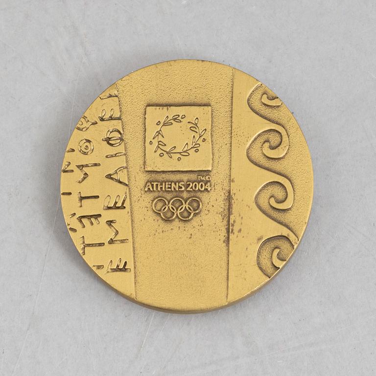 Deltagarmedalj OS, Aten 2004 samt tygmärke för den svenska OS-truppen.