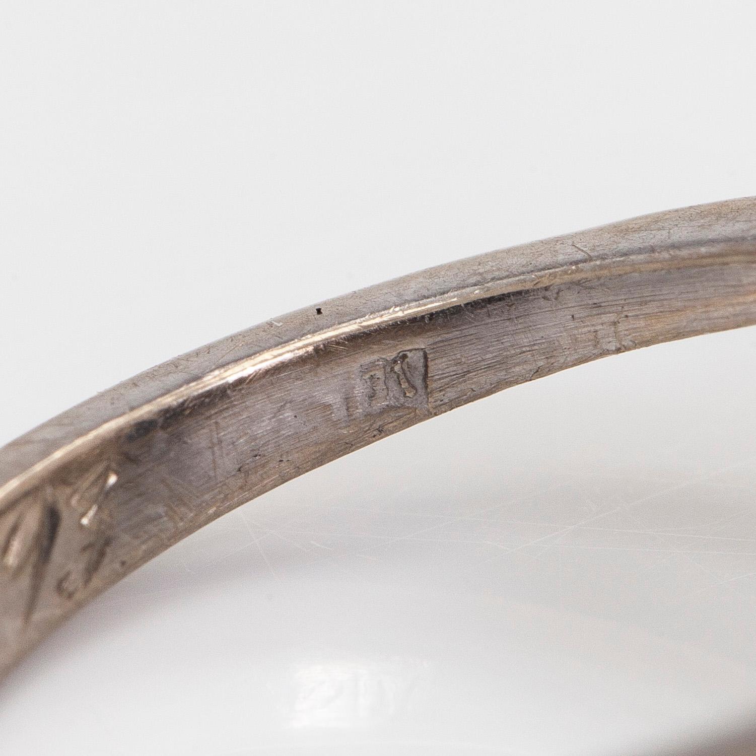 Sormus, viistehiottu safiiri, 8/8-hiotut timantit, 14K valkokultaa.