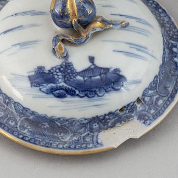 A blue and white coffee pot with cover, Qing dynasty, Qianlong (1736-95).