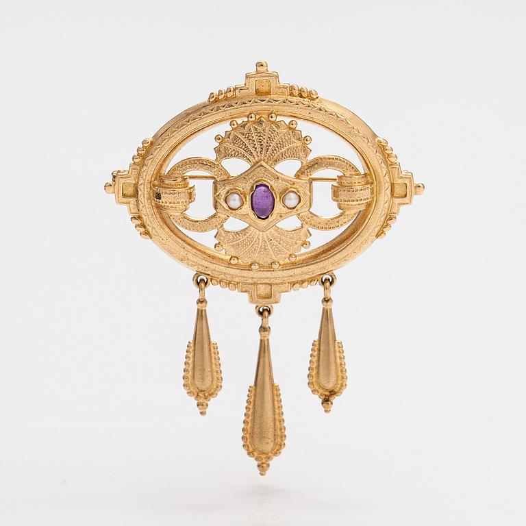 Otto Roland Mellin, A 14K gold brooch/pendant "Memory" with cultured pearls and an amethyst. Kalevala Koru, Helsinki 199.