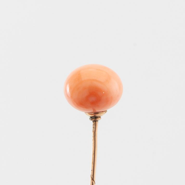 Brooch pins/tie pins 2 pcs of low carat gold with rose-cut diamond and corals.