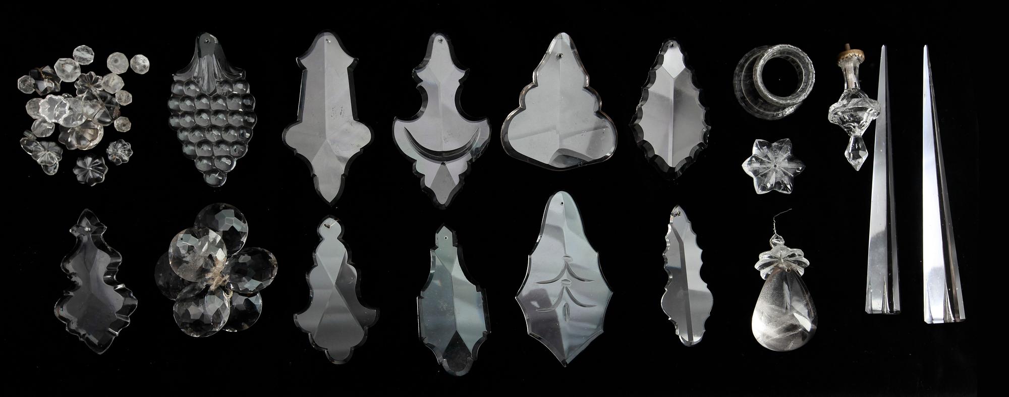 LJUSKRONEDELAR, 25 st, glas och bergkristall, 1700/1800-tal.