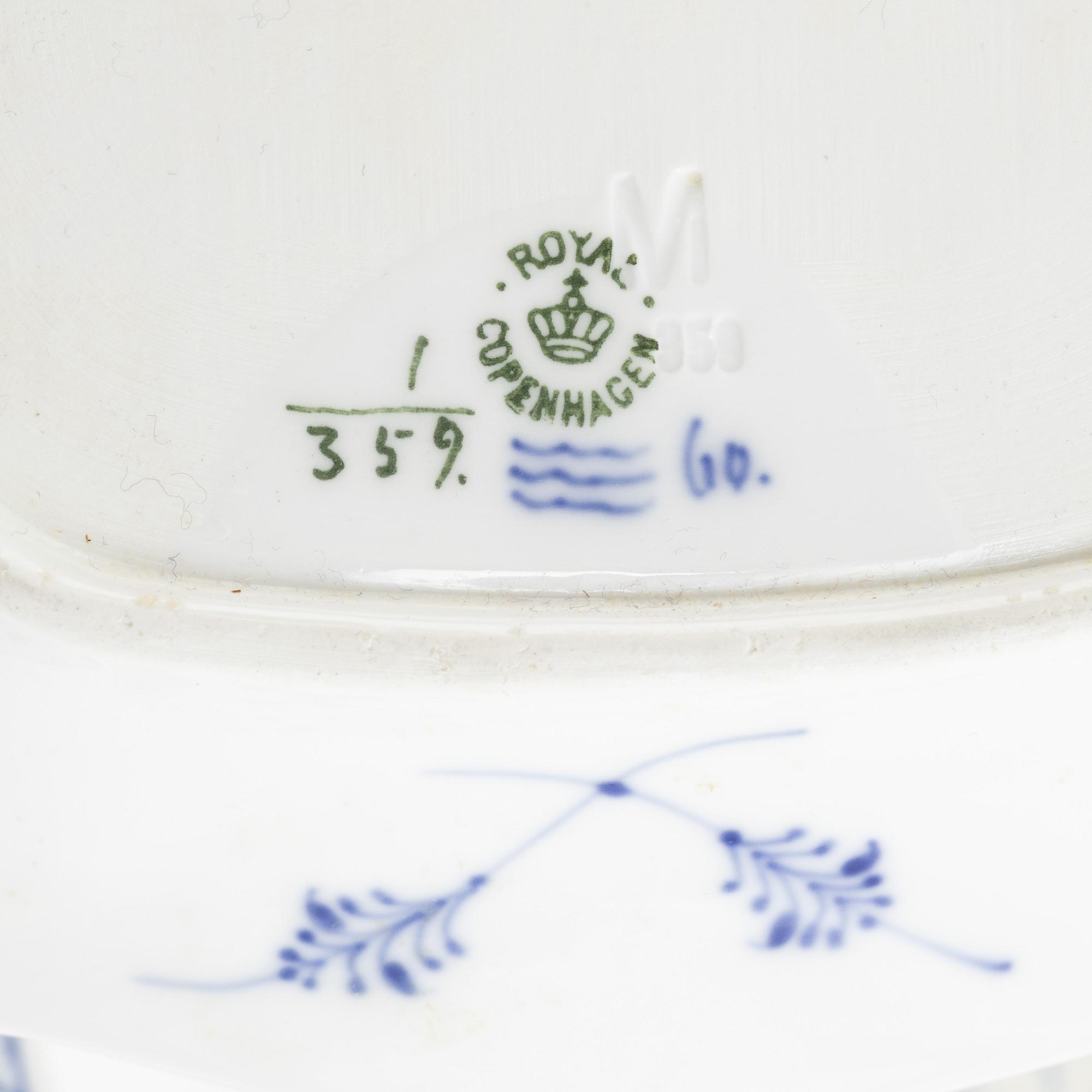 Bing & Gröndahl samt Royal Copenhagen, matservis, 99 delar, porslin, "Musselmalet", Danmark.