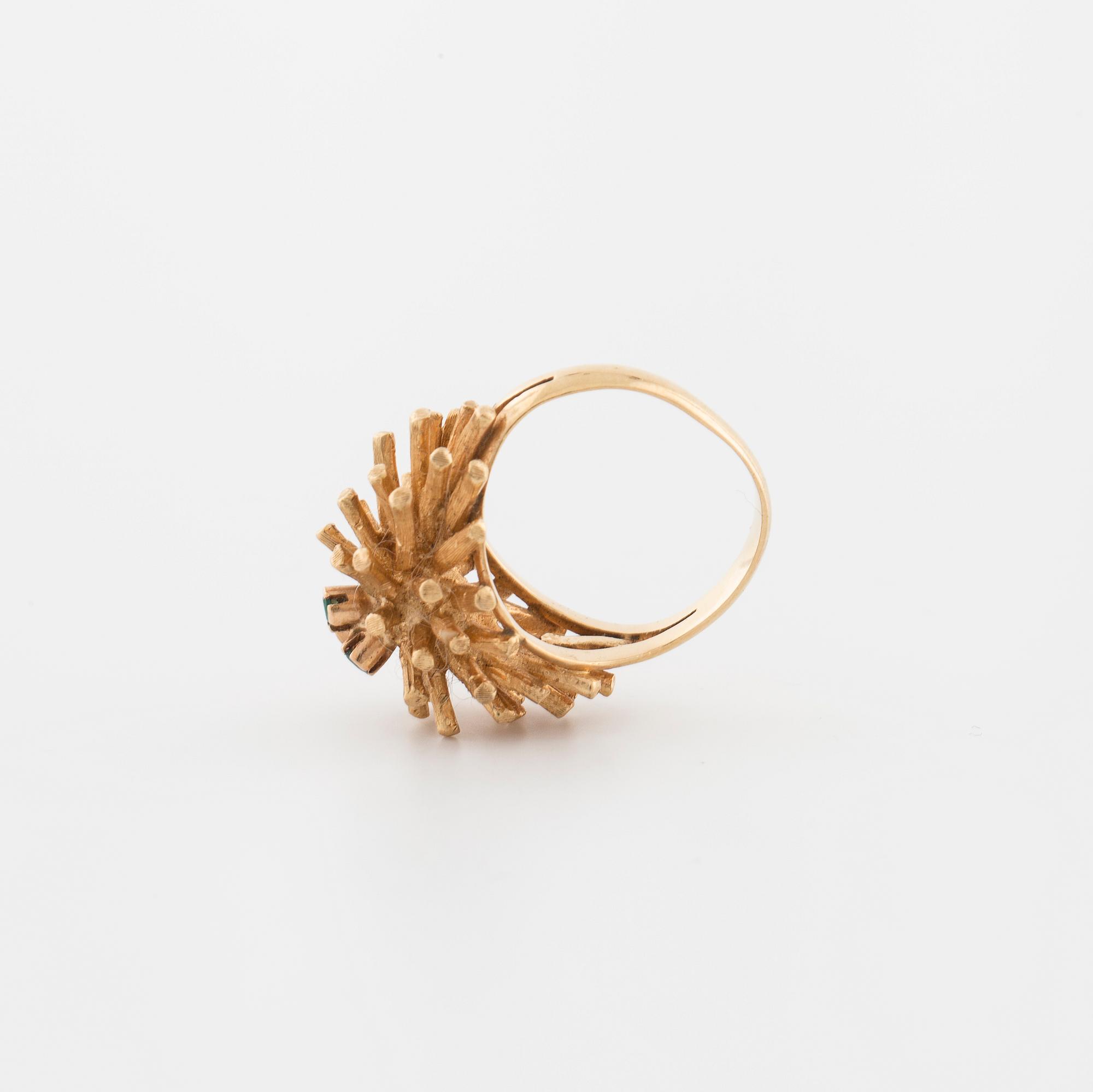 RING, med tre fasettslipade smaragder.
