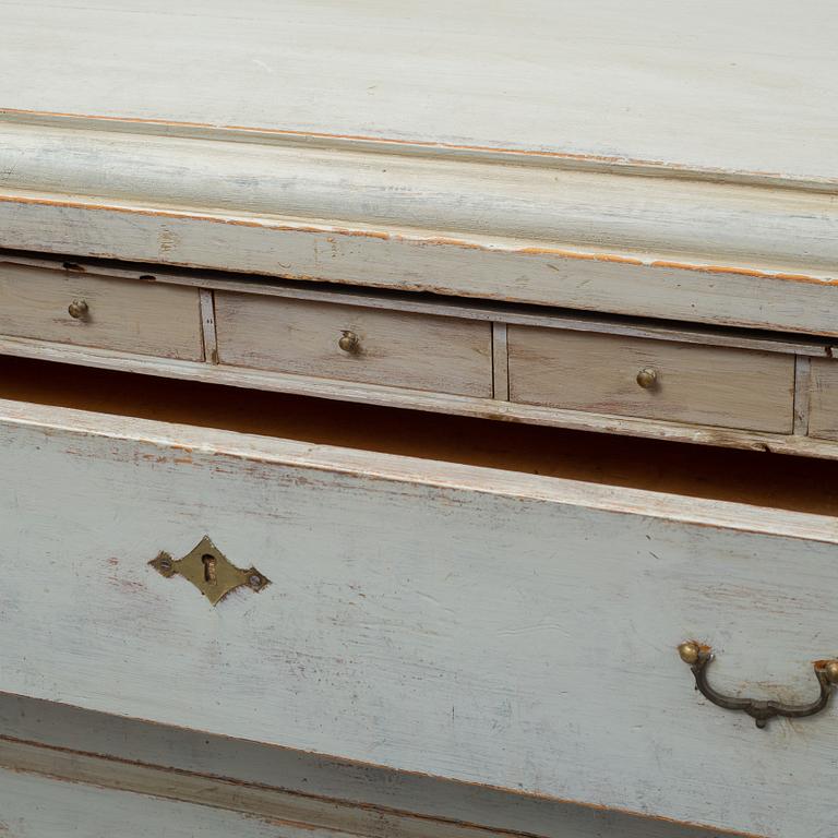 A chest of drawers from the mid 19th century.