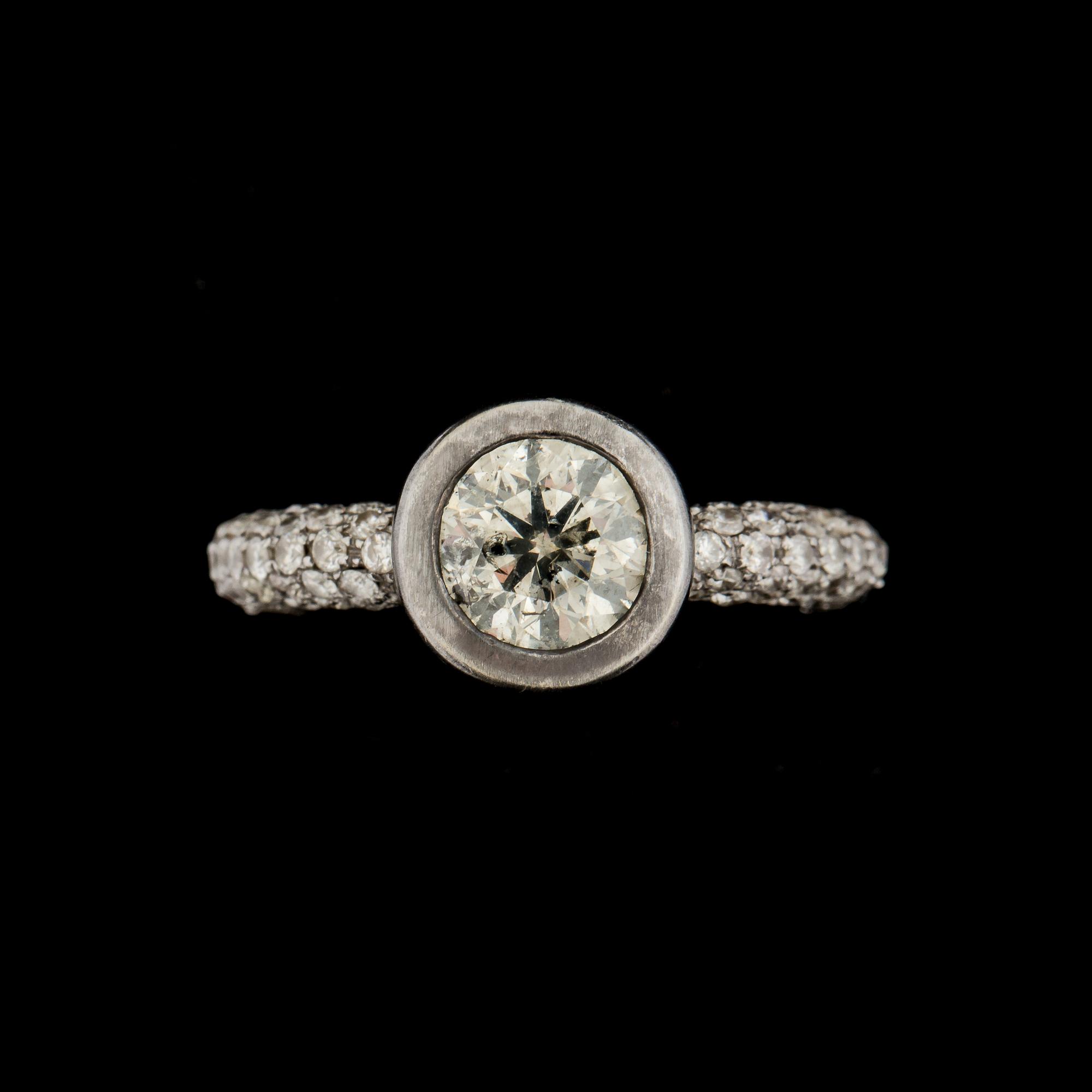 RING, 14 k guld med gammalslipad diamant ca 1,80 ct samt mindre briljantslipade diamanter ca 1,50 ct. Vikt ca 6 g.