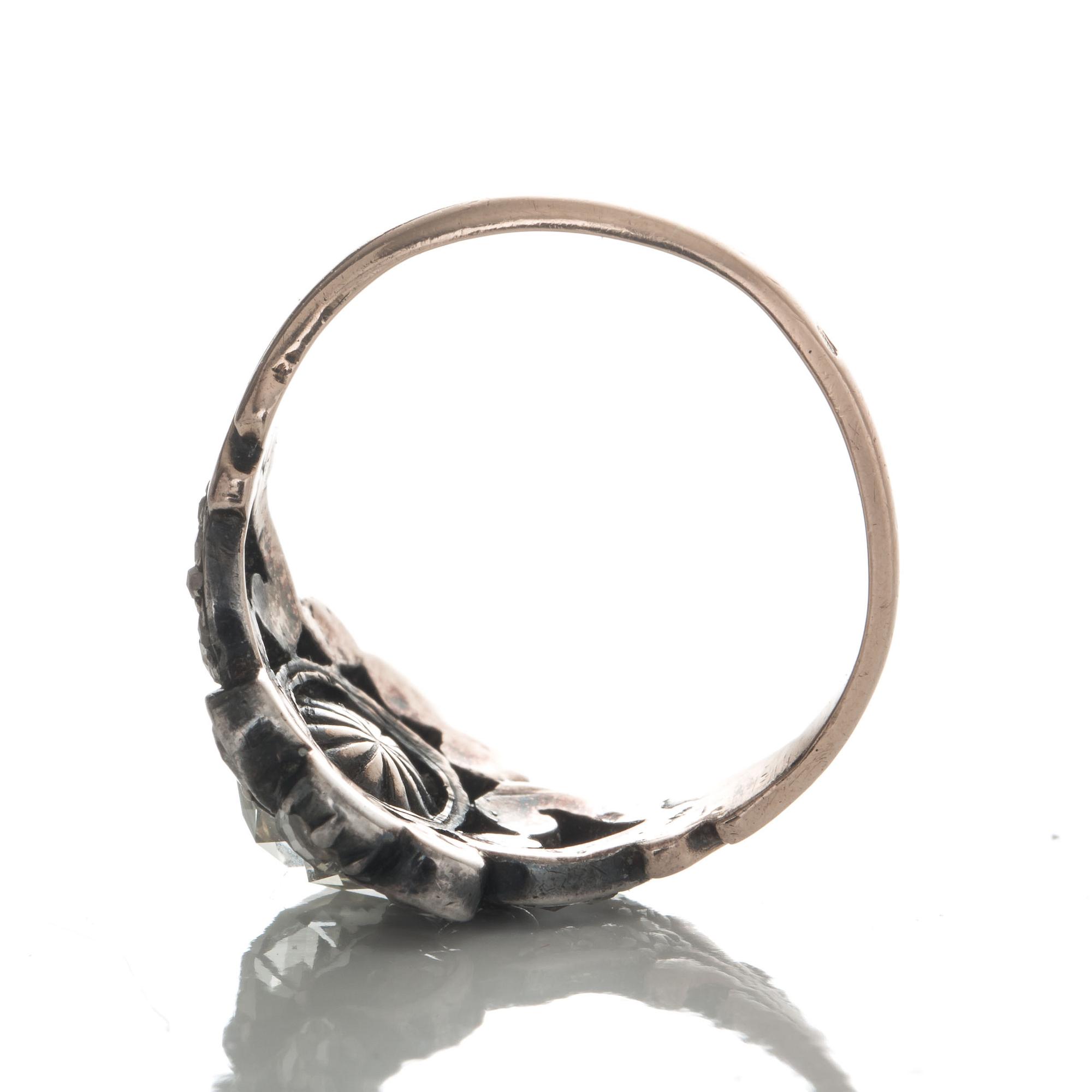 RING, guld och silver med äldre fasettslipade diamanter. Vikt ca 2 gram. 1900-talets första hälft.