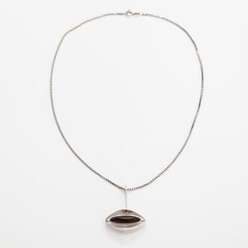 Elis Kauppi, A silver necklace with a tiger's eye. Kuoittaan kultaa, Turku 1961.