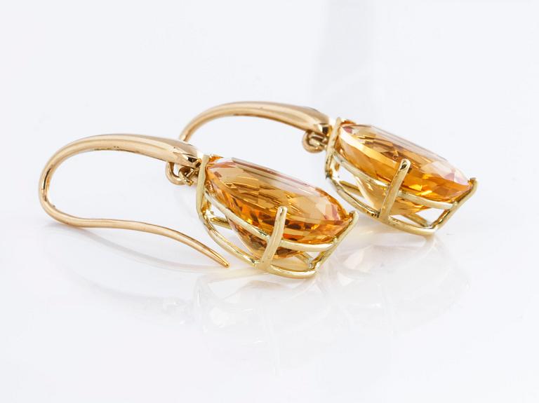 A pair of citrine earrings.