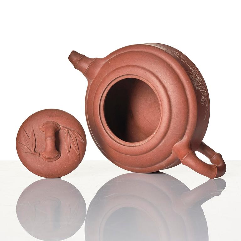 A group of three Chinese yixing tea pots with cover.