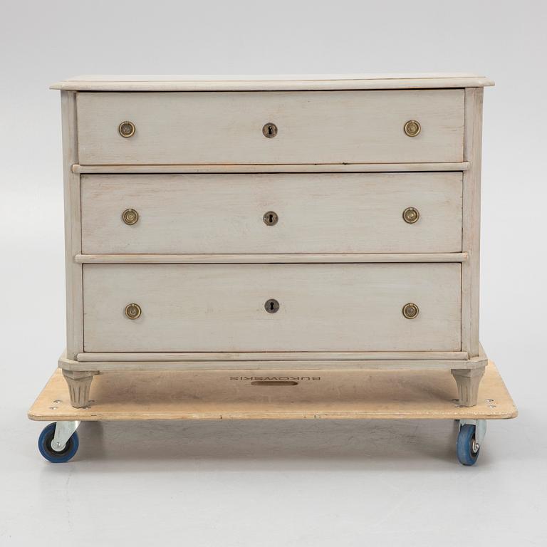 A late 19th century chest of drawers.