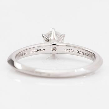 Tiffany & Co, Ring, platina med briljantslipad diamant 0.38 ct. Med certifikat.