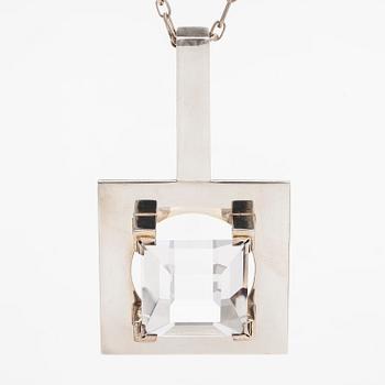 Mirjam Salminen, riipus ja ketju, viistehiottu synteettinen spinelli, hopeaa, Kaunis Koru 1974.