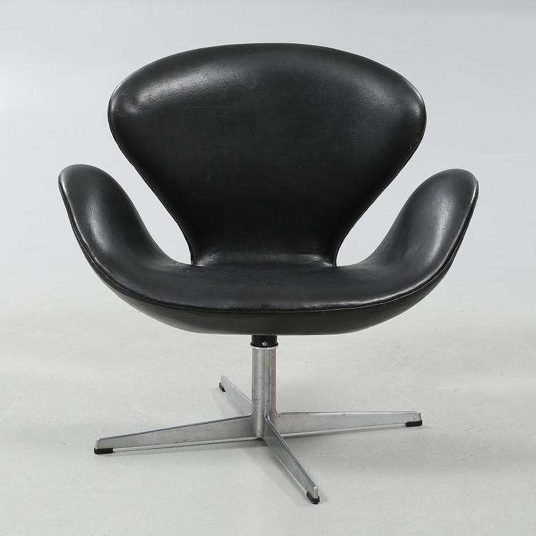 A 1960s armchair, "Svanen", by ARNE JACOBSEN, Fritz Hansen, Denmark.