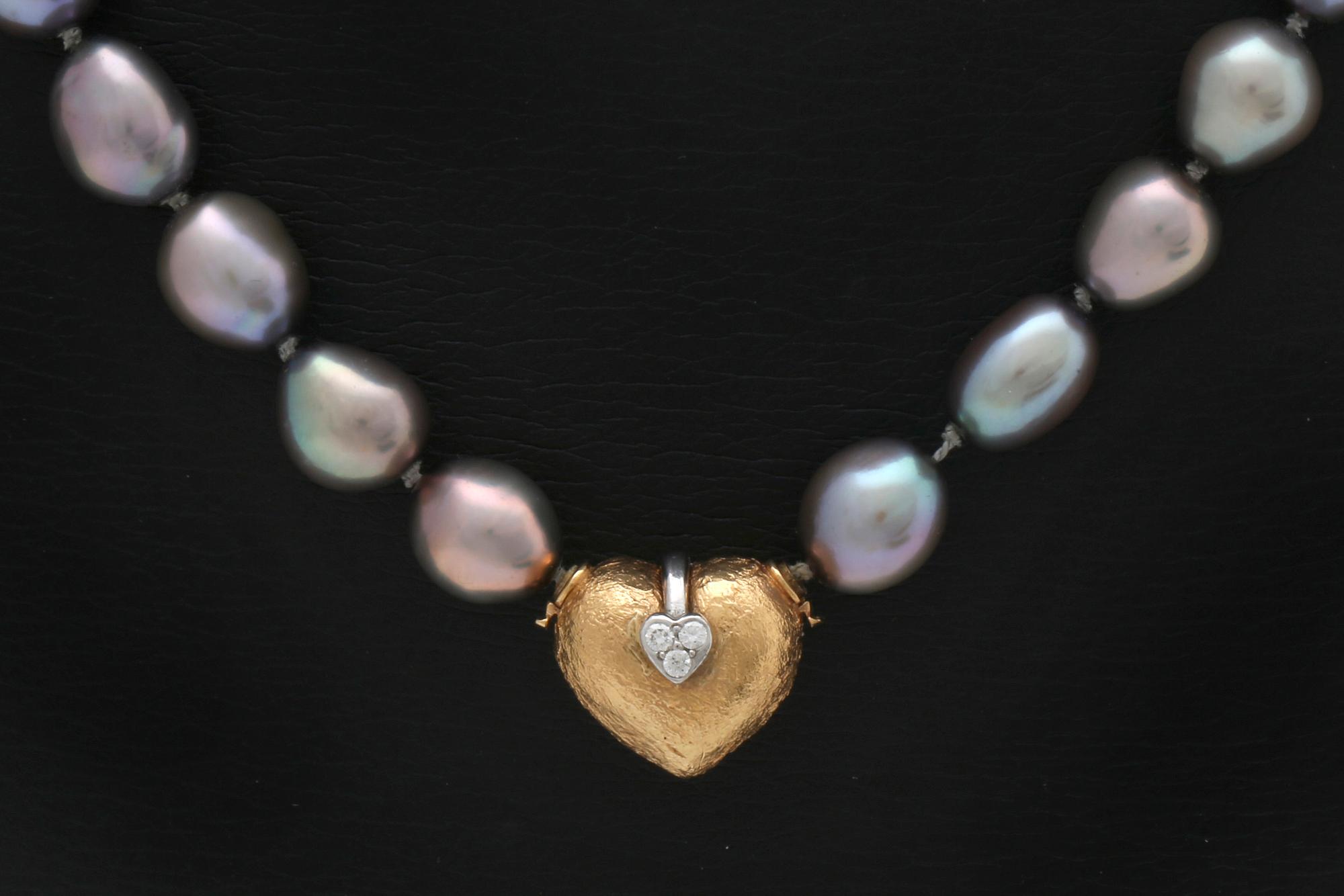 Necklace grey freshwater-pearls approx 8 mm, clasp 18k gold with 3 brilliant-cut diamonds.