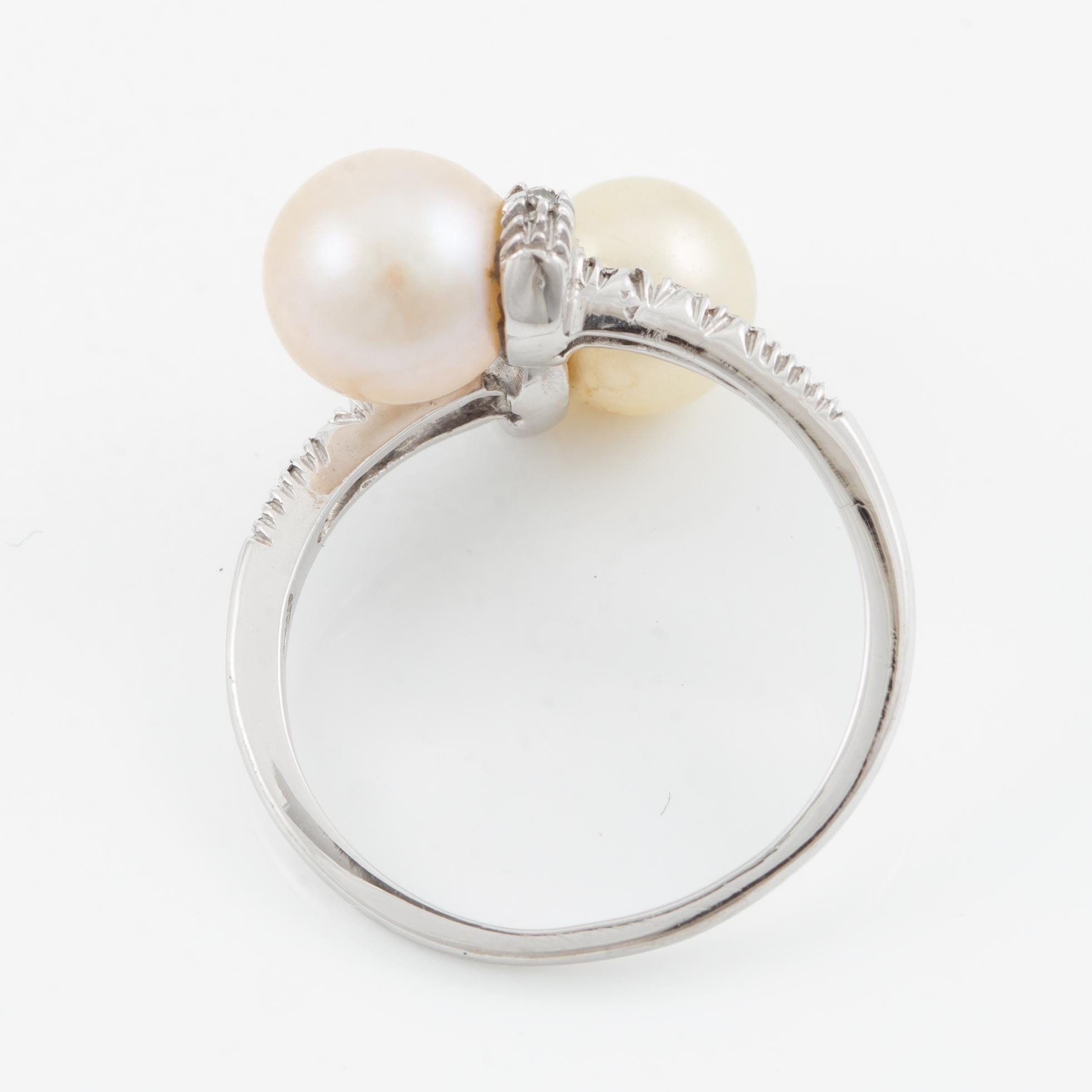 Ring in 18K white gold with pearls, one cultured and one imitation pearl, and eight-cut diamonds.