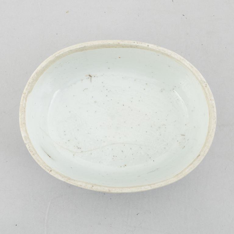 Four porcelain pieces, China, 19th and 20th century.