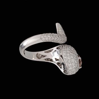 A drop cut brown diamond ring, 0.58 ct, set with brilliant cut diamonds tot. 2.7 cts.