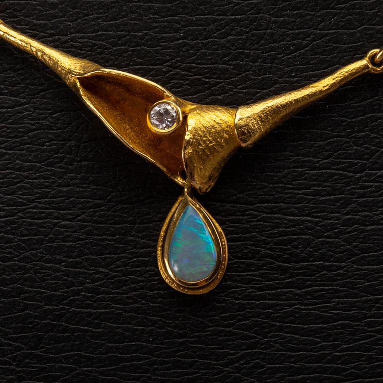 NECKLACE 18K gold 1brilliant-cut diamond approx 0,08 ct and 1 opal (probably doublet).