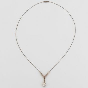 A necklace in 18K gold and platinum with an old-cut diamond ca 1.00 ct quality ca H vs.