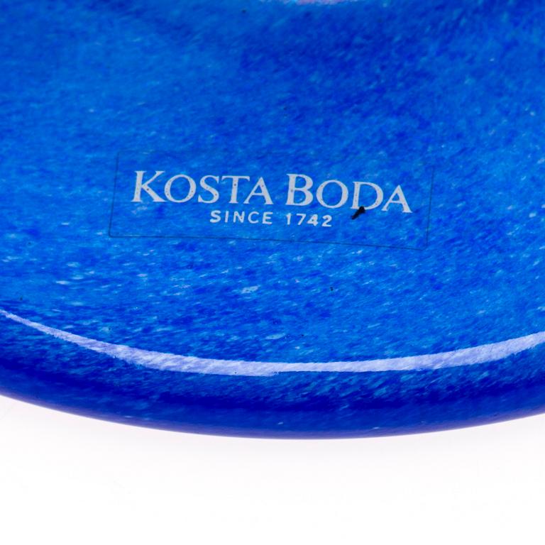 KONSTGLAS SKÅL PÅ FOT. Signerad Kosta Boda Artist coll. Ulrica HV 98824.