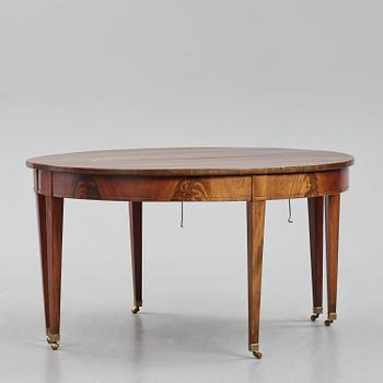 An English mahogany George III-style dining table, 19th century.