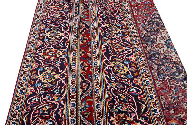 A Kashan carpet, c. 307 x 208 cm.