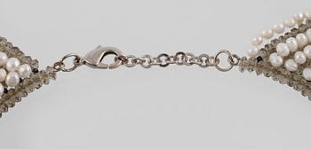 COLLIER, odlade barocka sötvattenspärlor samt fasettslipade olikfärgade glaskulor, lås i vitmetall.