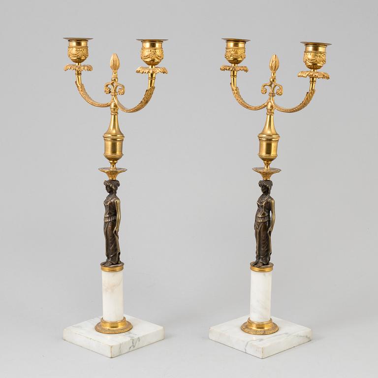 A PAIR OF BRONZE AND MARBLE CANDELABRA, late gustavian style, first half of the 20th century.