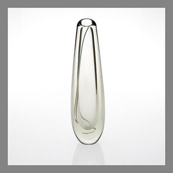 GUNNEL NYMAN, VASE. Serpentine. Unclearly signed. Nuutajärvi, late 1940s.