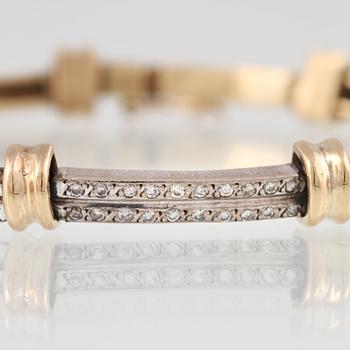 ARMBAND, 18K vitguld och guld med 60 små briljantslipade diamanter. Vikt 13,3 gram.
