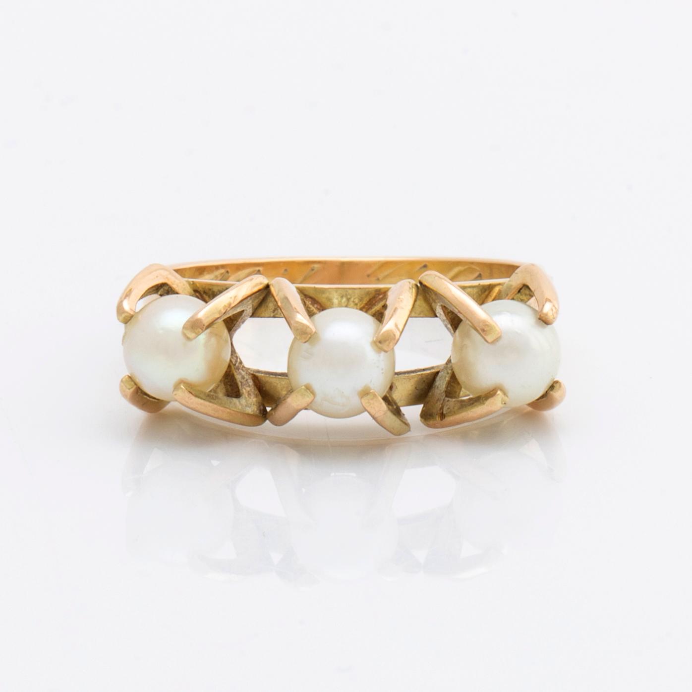 Elis Kauppi, ring 14K guld med 3 odlade pärlor ca 4 mm, Kupittaan Kulta 1967 Finland.