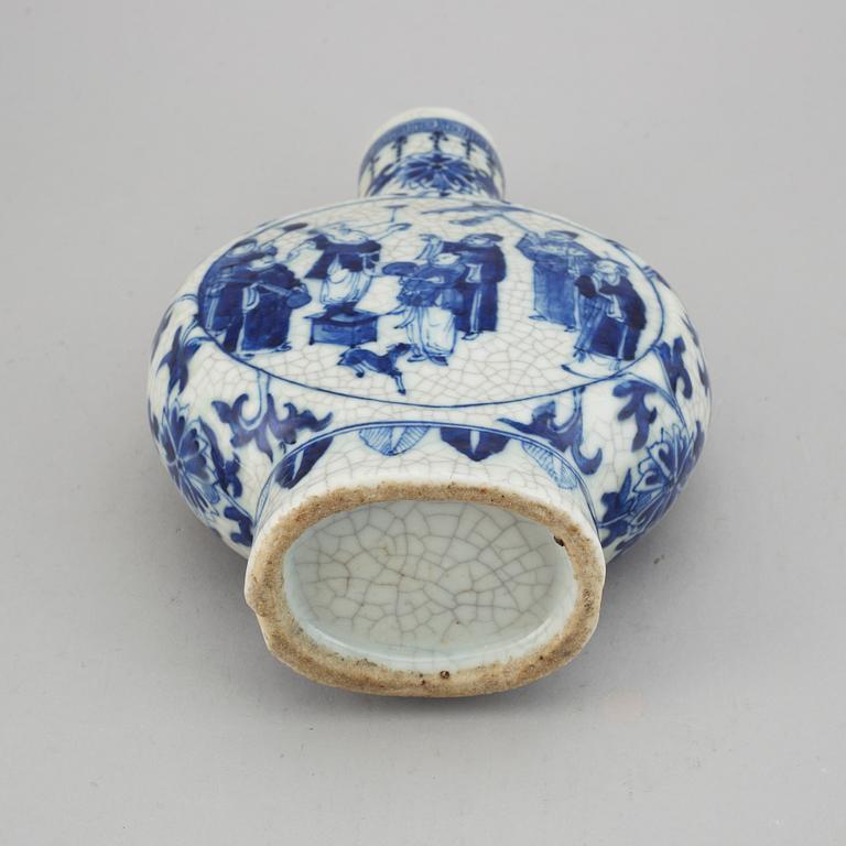 A moonflask vase, late Qing/early 20th Century.