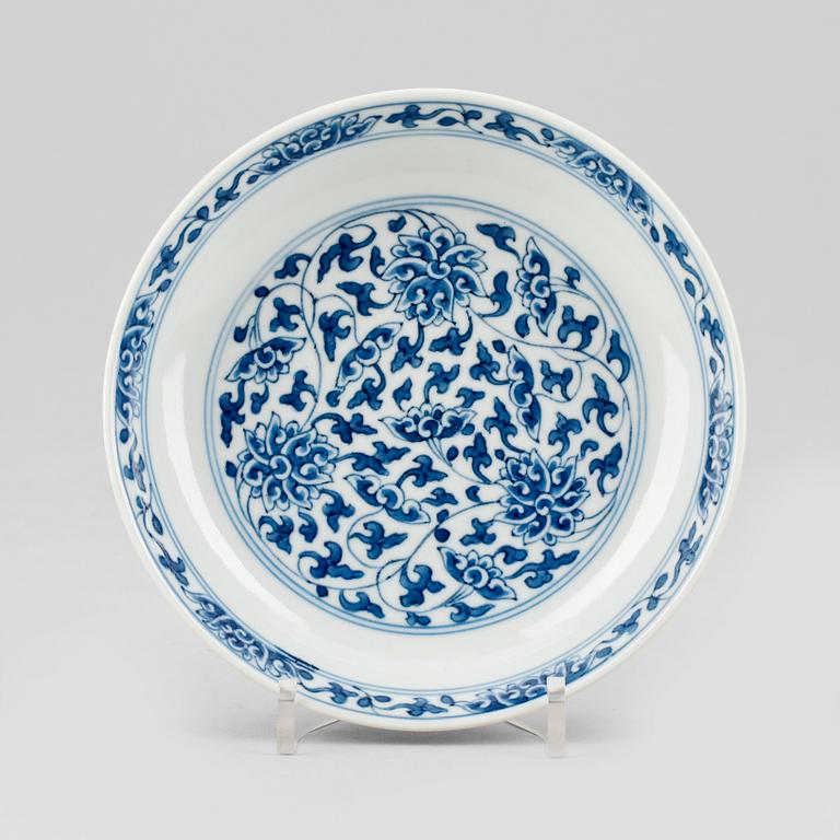 SKÅLFAT, porslin. Sen Qing dynasti, omkring 1900, med sigillmärke.