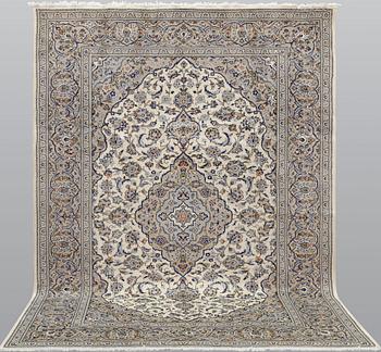 A Keshan carpet, approx. 297 x 198 cm.