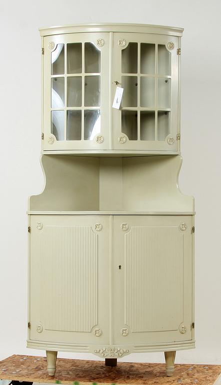 HÖRNVITRINSKÅP, gustaviansk stil, 1900-tal.