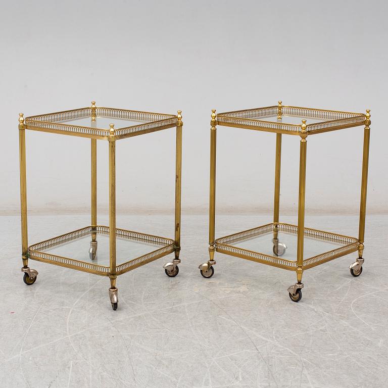 SERVERINGSBORD, ett par, glas och mässing, 1900-talets andra hälft.