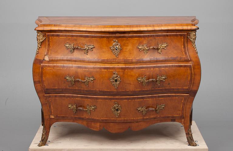 BYRÅ, fanerad med olika träslag, rokoko, ca 1770-80.