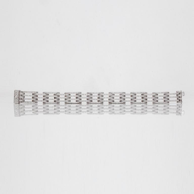 A circa 5.00ct brilliant-cut diamond bracelet.