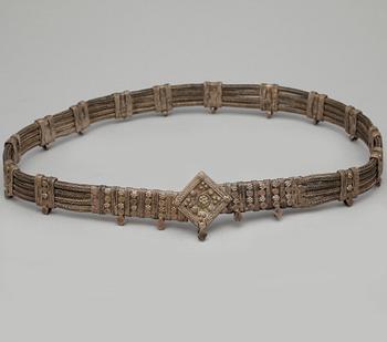 PARTI ORIENTALISKA FÖREMÅL, 9 delar, vitmetall, 1900-tal.