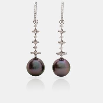 689. A pair of cultured Tahiti pearl and brilliant cut diamond earrings. Ø 12.5 mm.