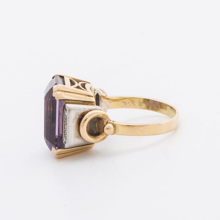 RING 18K gold w 1 amethyst approx 14 x 12 mm and10  single-cut diamonds approx 0,05 ct in total, G Dahlgren & Co Malmö.